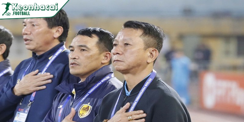 HLV Quảng Nam quyết tâm trụ hạng sau trận thua Hà Nội FC 2 Đội bóng của HLV Hoàng Văn Phúc không thể tránh khỏi những sai lầm