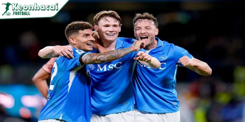 Ngay từ khi bóng lăn, Napoli đã đẩy cao đội hình tấn công