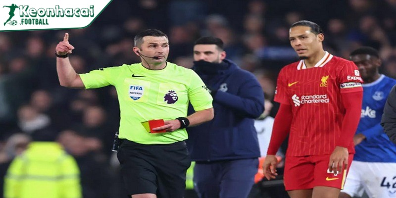 Michael Oliver trở lại Premier League, bắt chính trận West Ham vs Tottenham 3 Từng bị chỉ trích vì quyết định gây tranh cãi với Arsenal