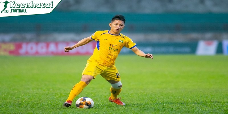 CLB CAHN chiêu mộ tiền vệ Trần Đình Tiến từ Hồng Lĩnh Hà Tĩnh 2 Tiền vệ Trần Đình Tiến chính thức đầu quân cho CLB CAHN