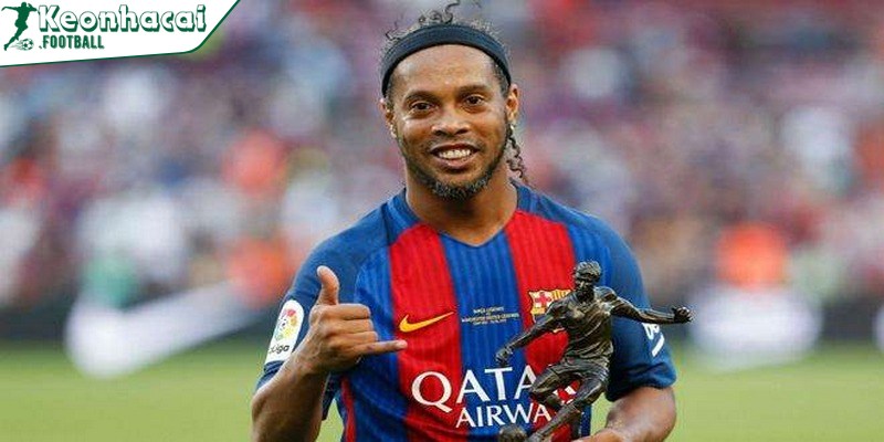 Ronaldinho lớn lên trong gia đình có niềm đam mê bóng đá sâu sắc