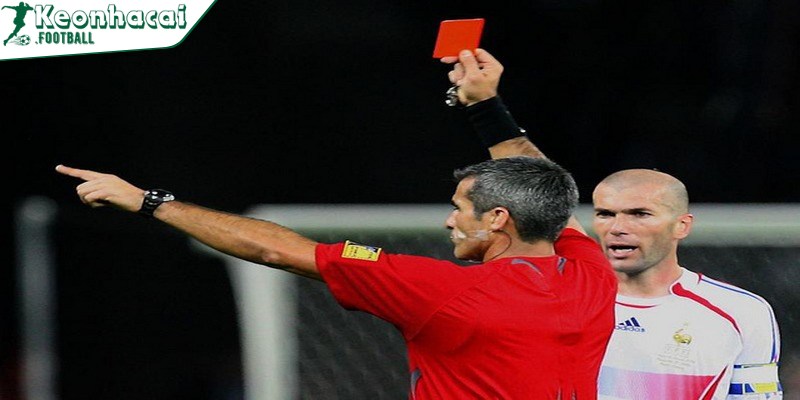 Thẻ đỏ là gì mà trở nên quyền lực trong bóng đá khiến cầu thủ phải né